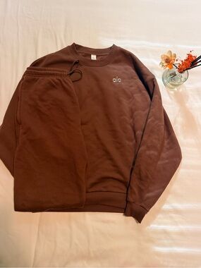 ALO Yoga Espresso Brown Accolade  Crewneck and Sweatpants Matching Set
